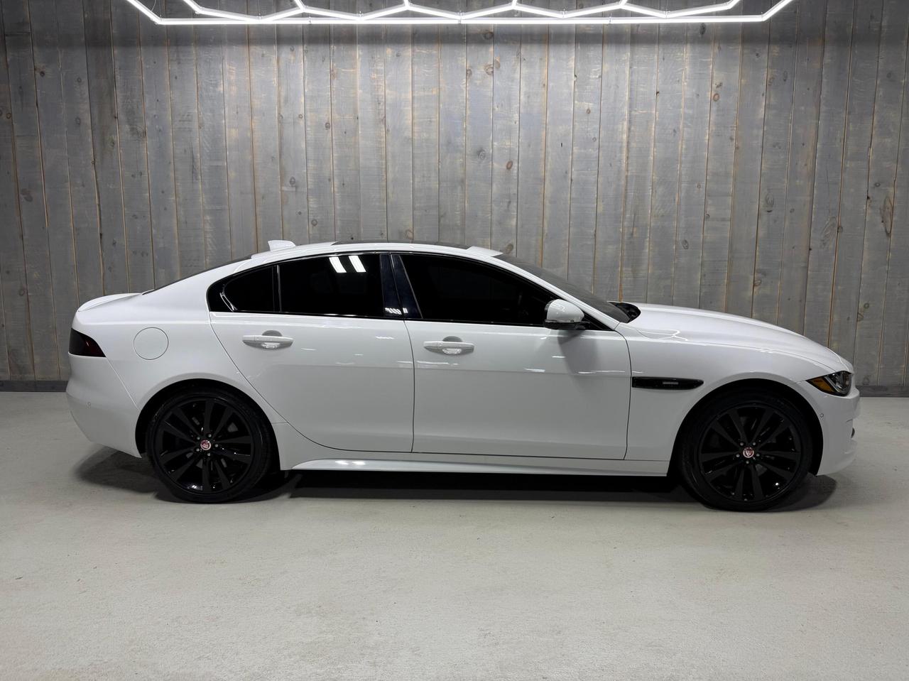 2017 Jaguar XE R-SPORT 3.5T  SUPERCHARGED AWD LOW KMS Photo