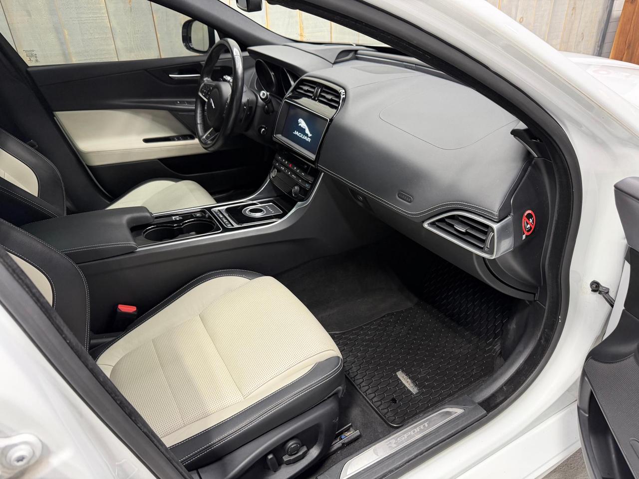 2017 Jaguar XE R-SPORT 3.5T  SUPERCHARGED AWD LOW KMS Photo