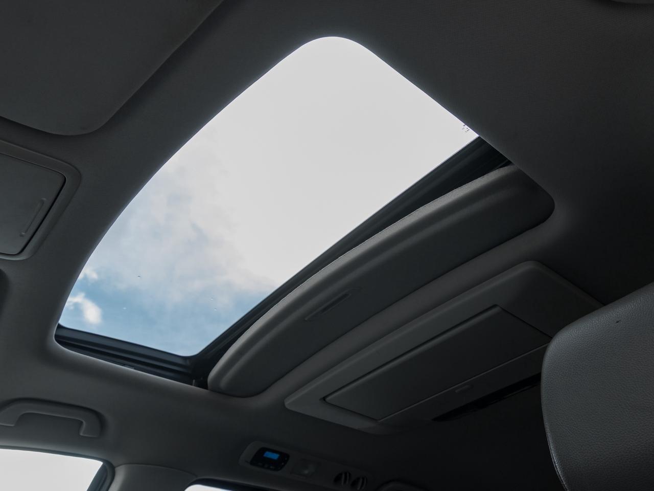 2013 Honda Odyssey Touring w/RES & Navi Photo