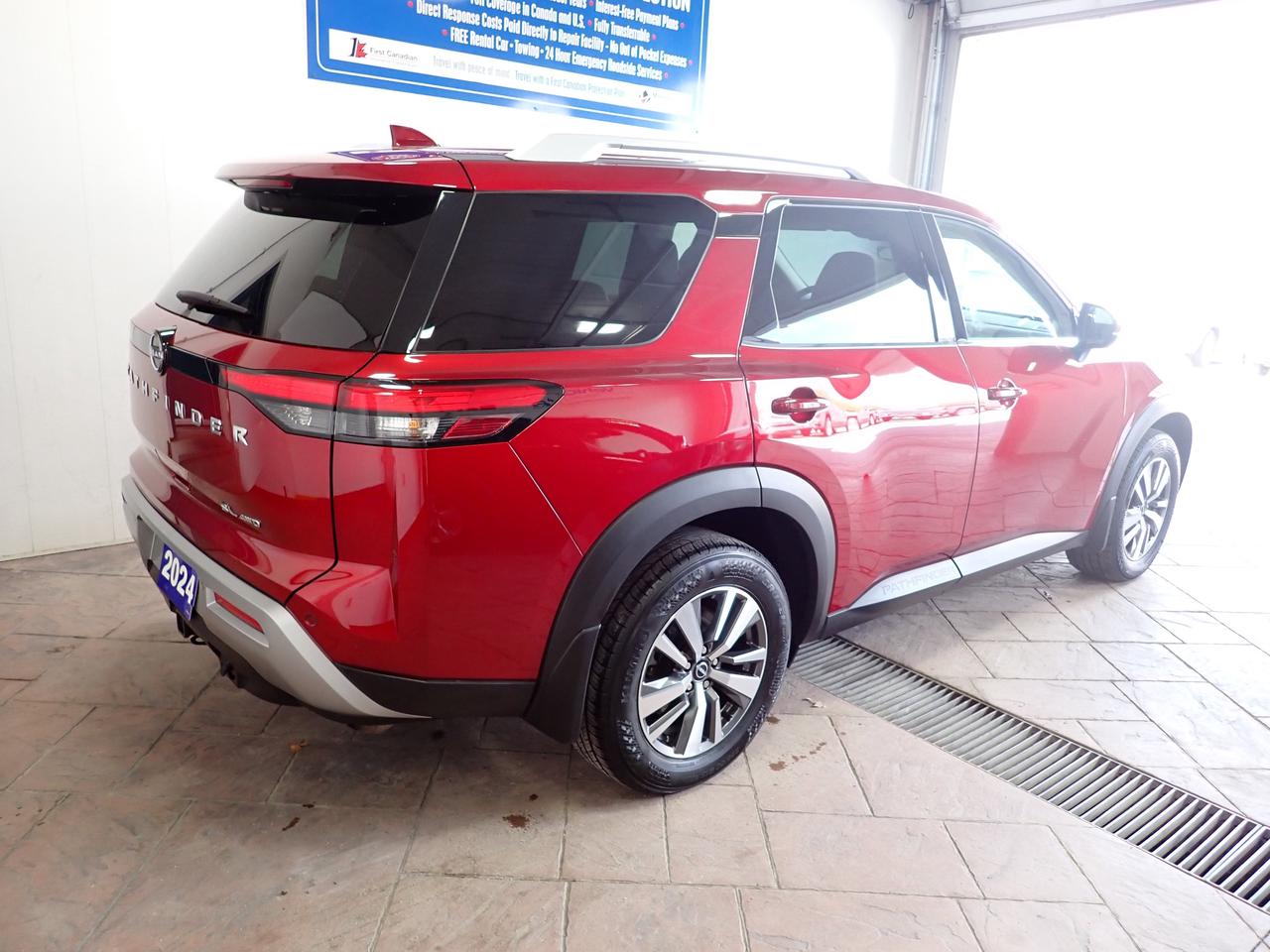 2024 Nissan Pathfinder SL 4WD LEATHER NAVI SUNROOF 8PASS Photo