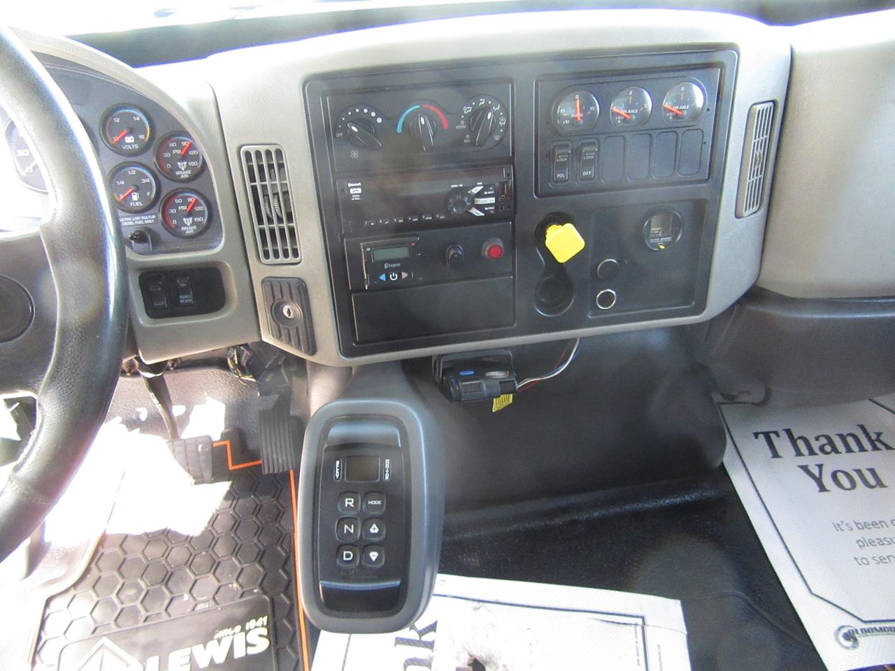 2017 International 4400 TANDEM AXLE 24FT INSULATED DRILL/MUD TRUCK PACKAGE Photo