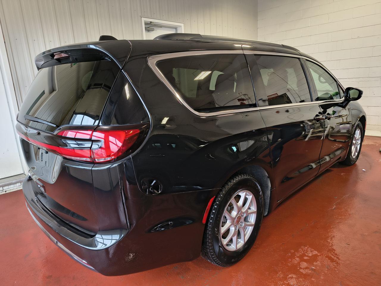 2022 Chrysler Pacifica Touring L Photo