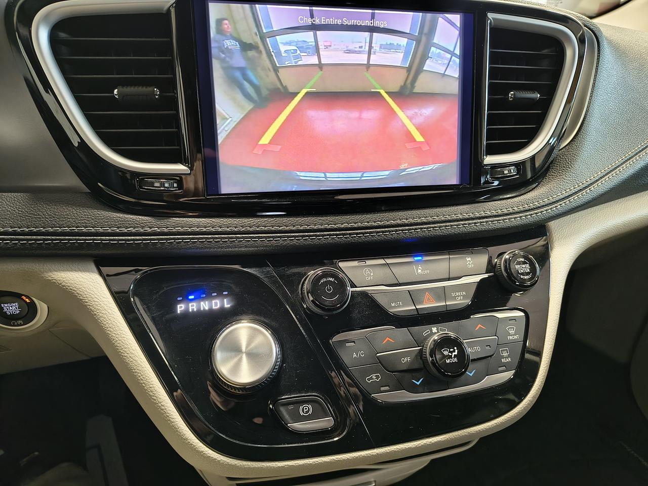 2022 Chrysler Pacifica Touring L Photo0