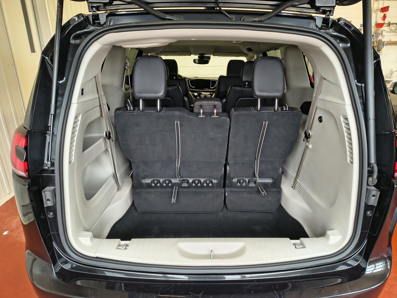 2022 Chrysler Pacifica Touring L Photo0