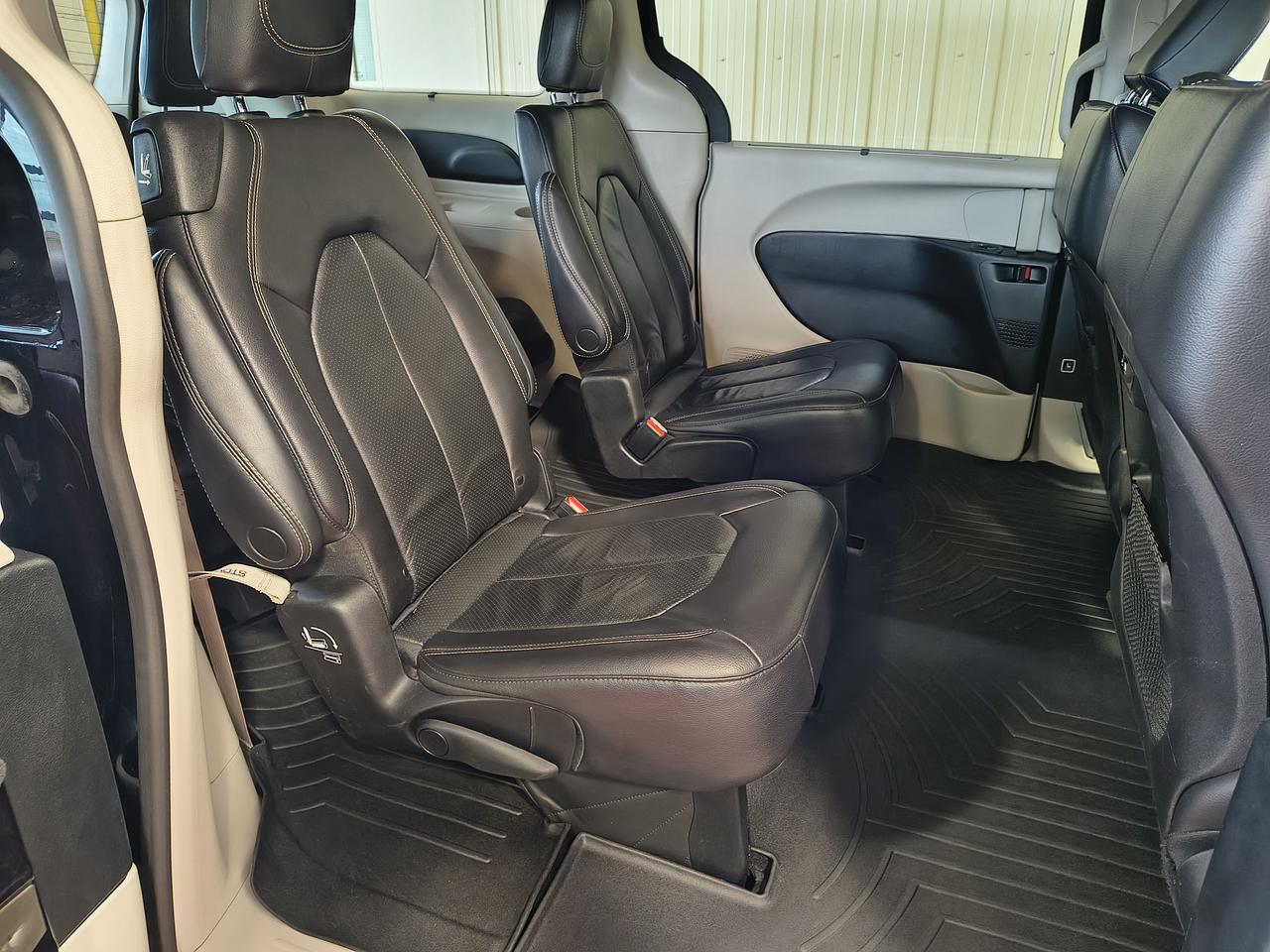 2022 Chrysler Pacifica Touring L Photo0