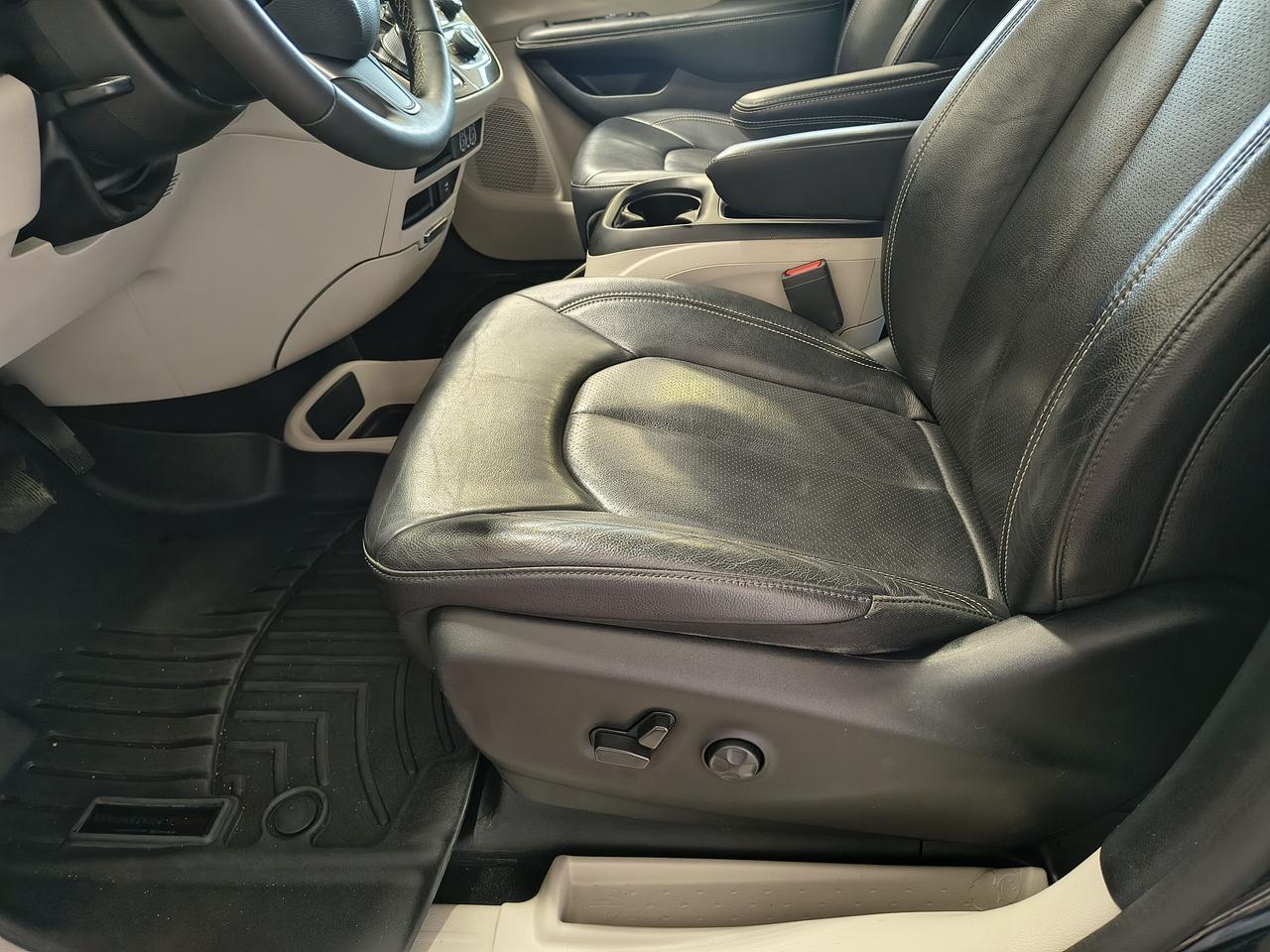 2022 Chrysler Pacifica Touring L Photo0