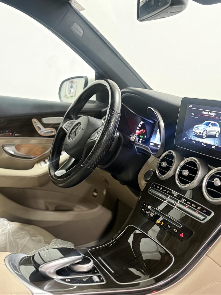 2019 Mercedes-Benz GLC 300 GLC 300 | BEIGE INTERIOR Photo