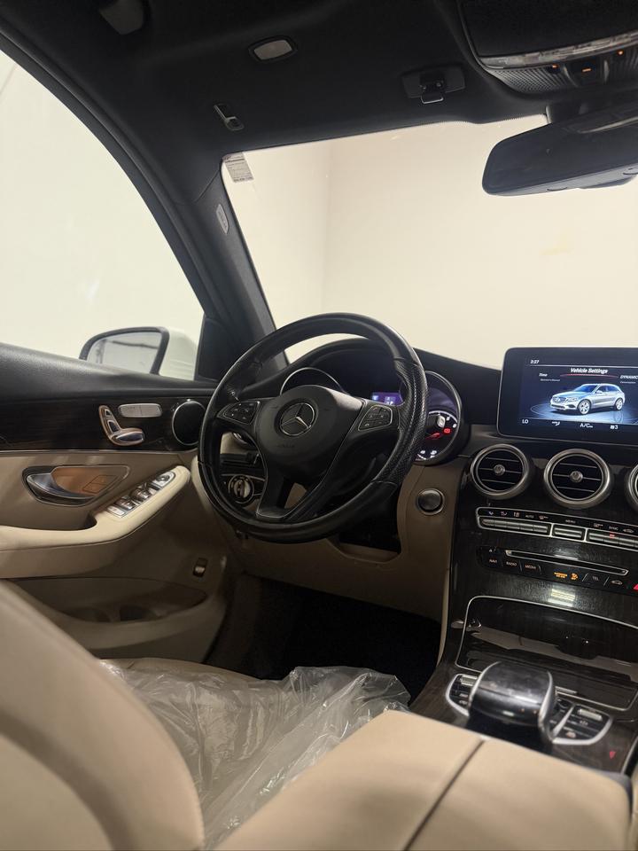 2019 Mercedes-Benz GLC 300 GLC 300 | BEIGE INTERIOR Photo