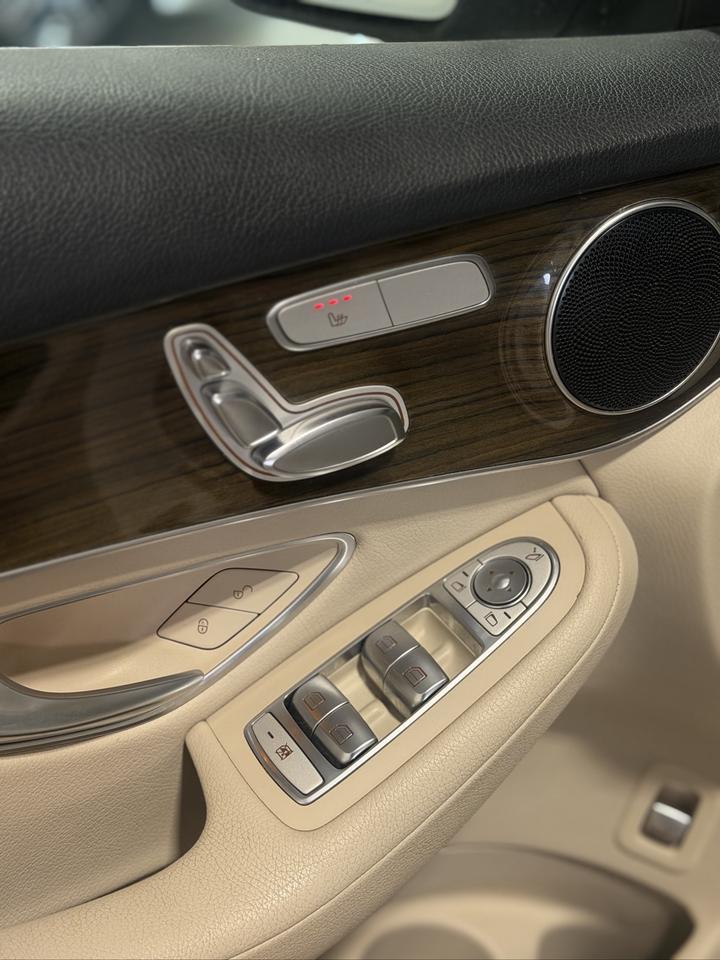 2019 Mercedes-Benz GLC 300 GLC 300 | BEIGE INTERIOR Photo
