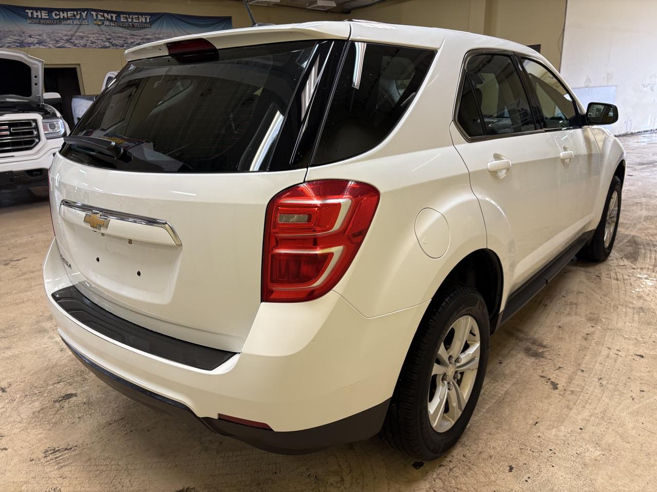 2017 Chevrolet Equinox LS Photo4