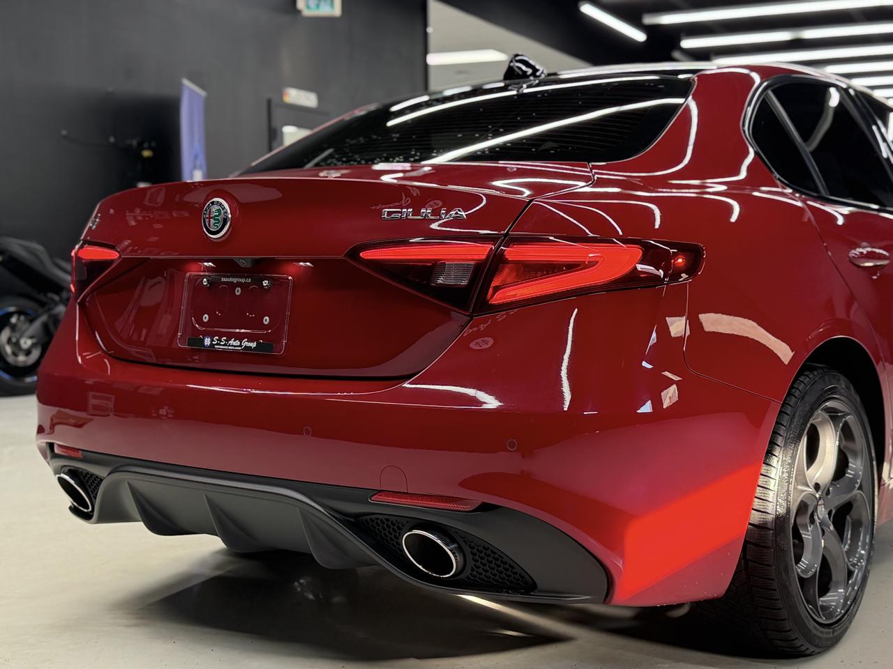2017 Alfa Romeo Giulia NAV|BACKUP|FCW|PANO|CLEAN CARFAX| Photo