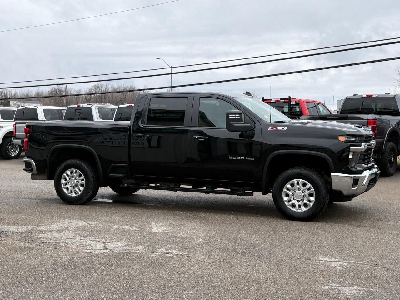 2024 Chevrolet Silverado 3500HD 4WD Crew Cab Standard Box LT Photo4