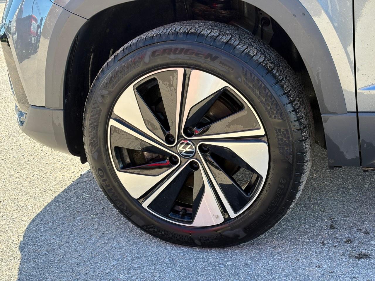 2024 Volkswagen Taos Highline 4MOTION Photo