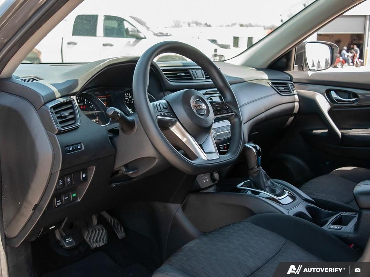 2020 Nissan Rogue SV Photo