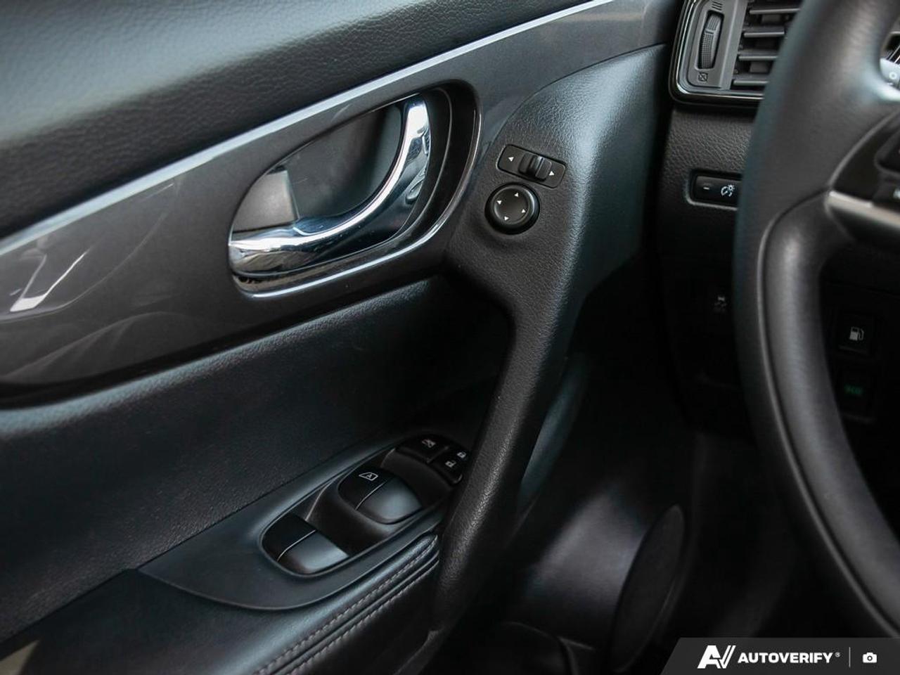 2020 Nissan Rogue SV Photo