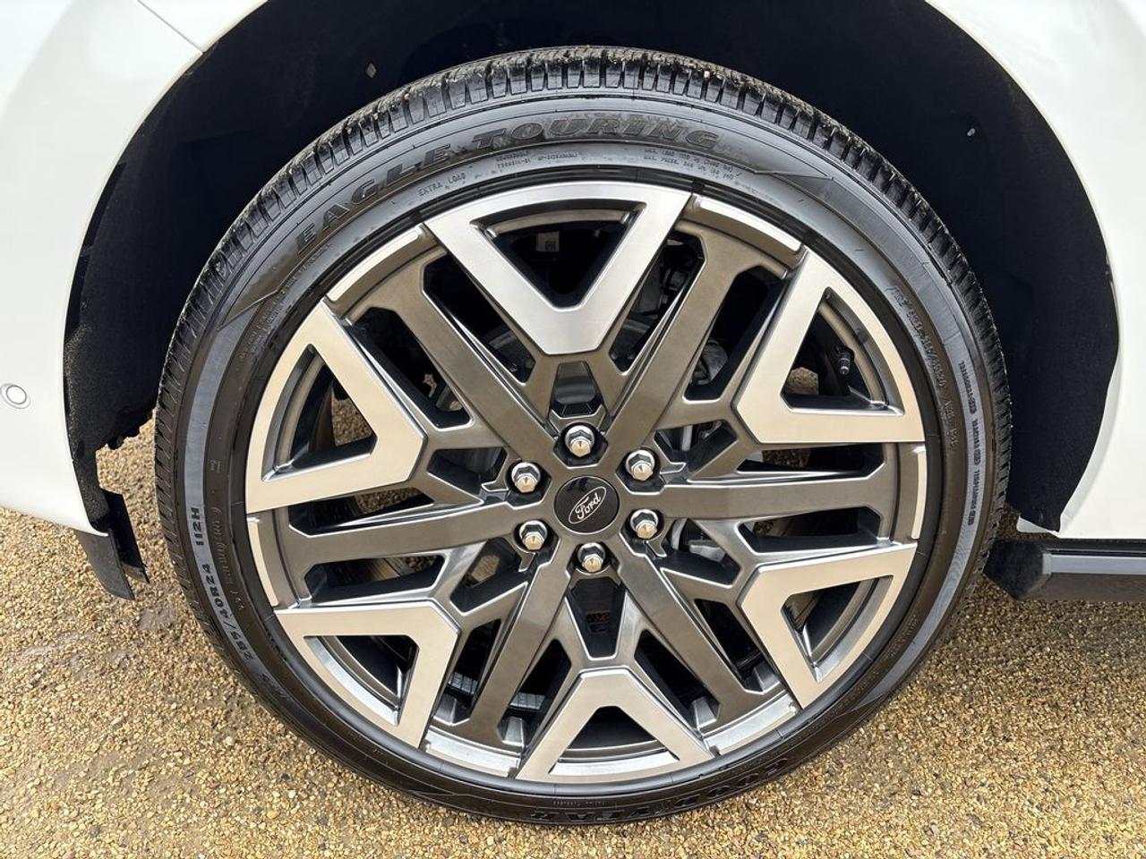 2025 Ford Expedition Platinum Photo2
