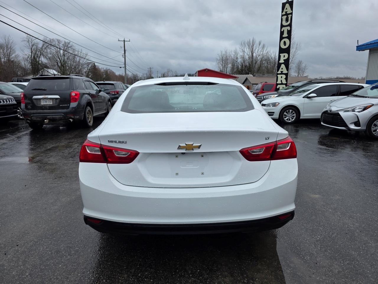 2018 Chevrolet Malibu LT Photo3