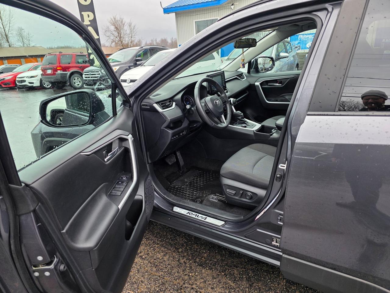 2022 Toyota RAV4 Hybrid XLE Photo