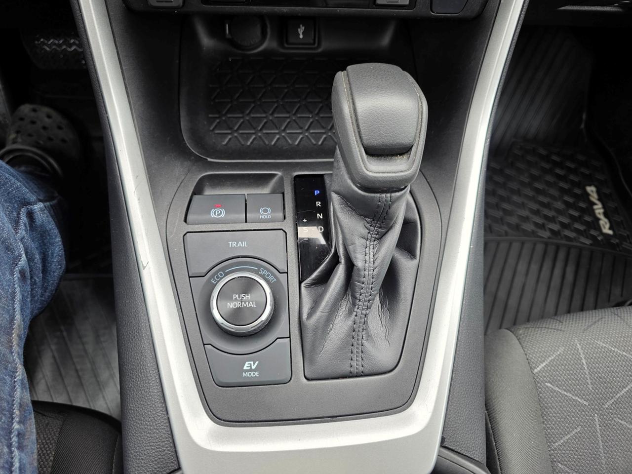2022 Toyota RAV4 Hybrid XLE Photo