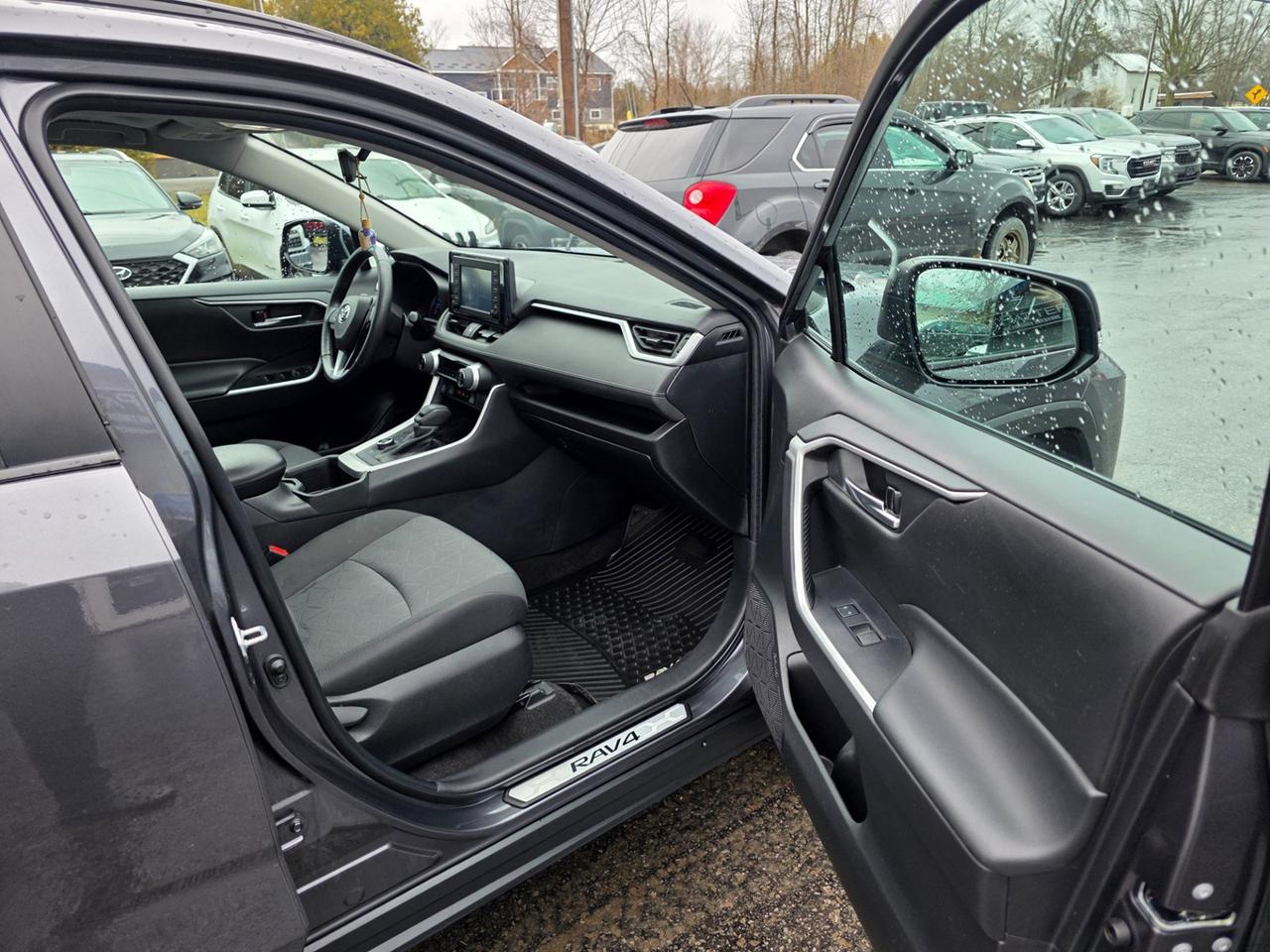 2022 Toyota RAV4 Hybrid XLE Photo