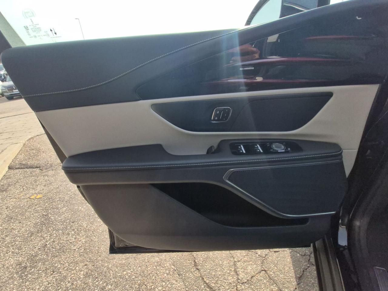 2025 Lincoln Nautilus AWD, GREAT ON GAS, 19" RIMS, NICELY EQUIPPED! Photo