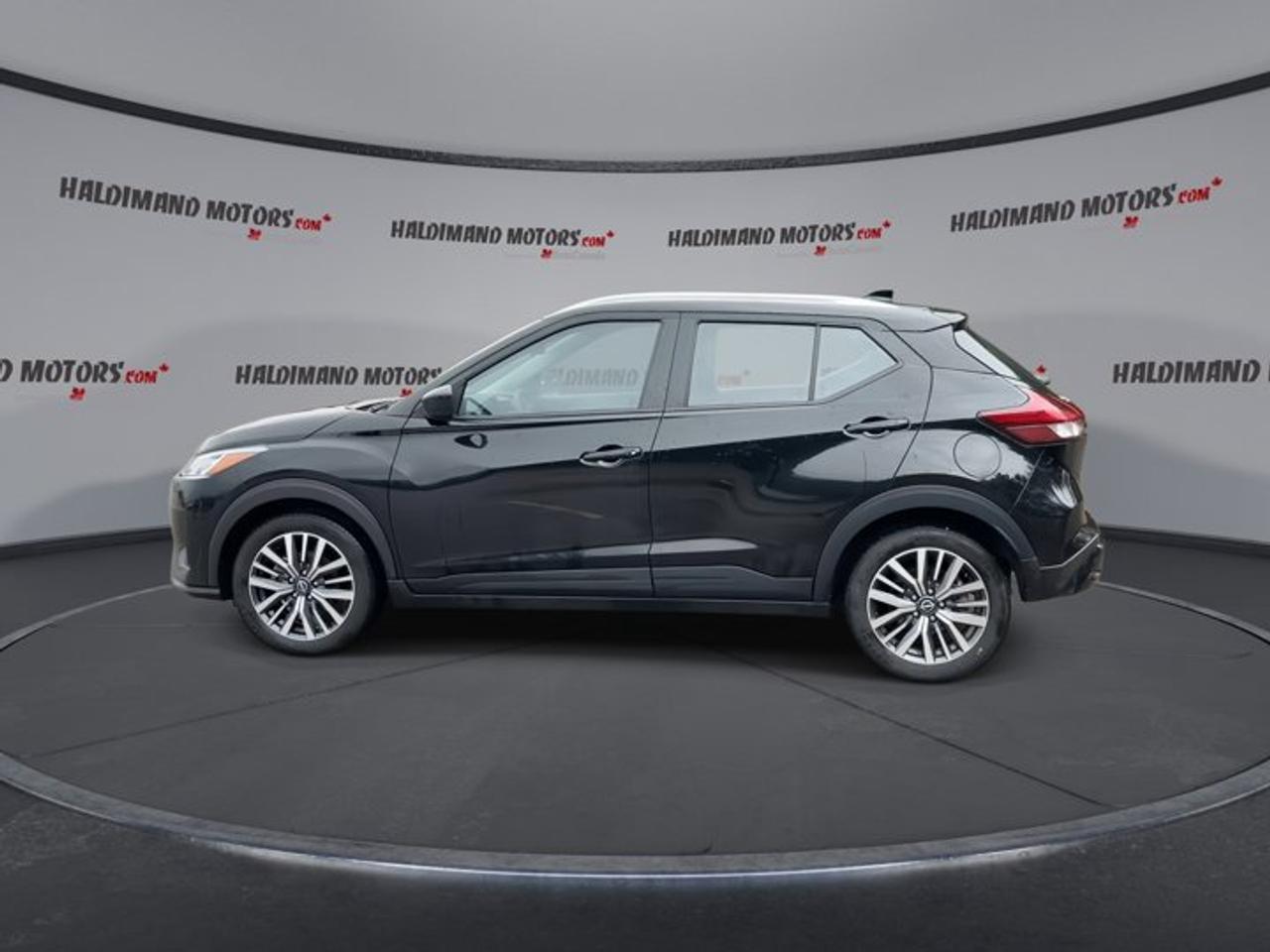 2025 Nissan Kicks Play SV FWD | No Accidents | Heated Steering Wheel Photo4