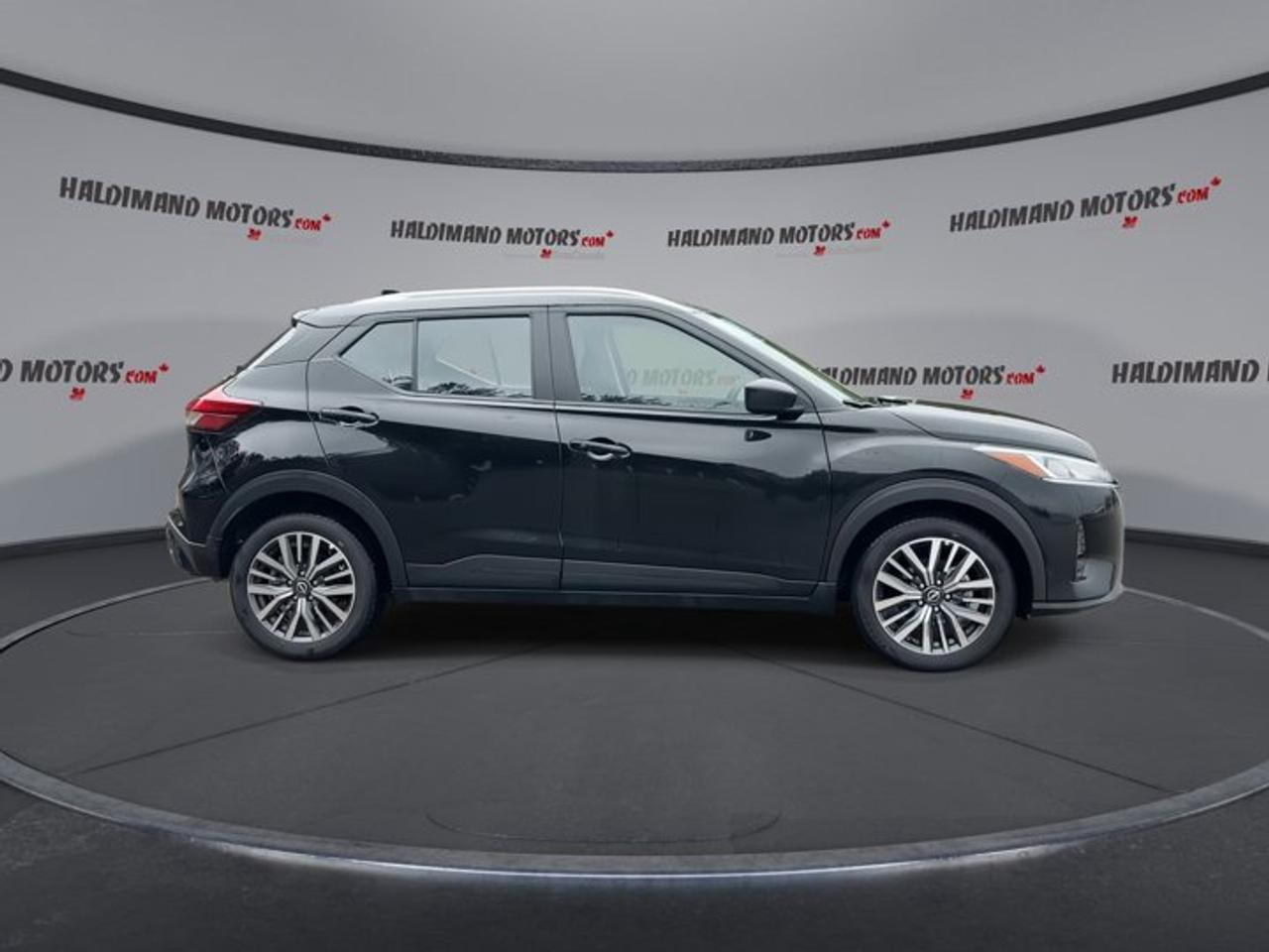 2025 Nissan Kicks Play SV FWD | No Accidents | Heated Steering Wheel Photo