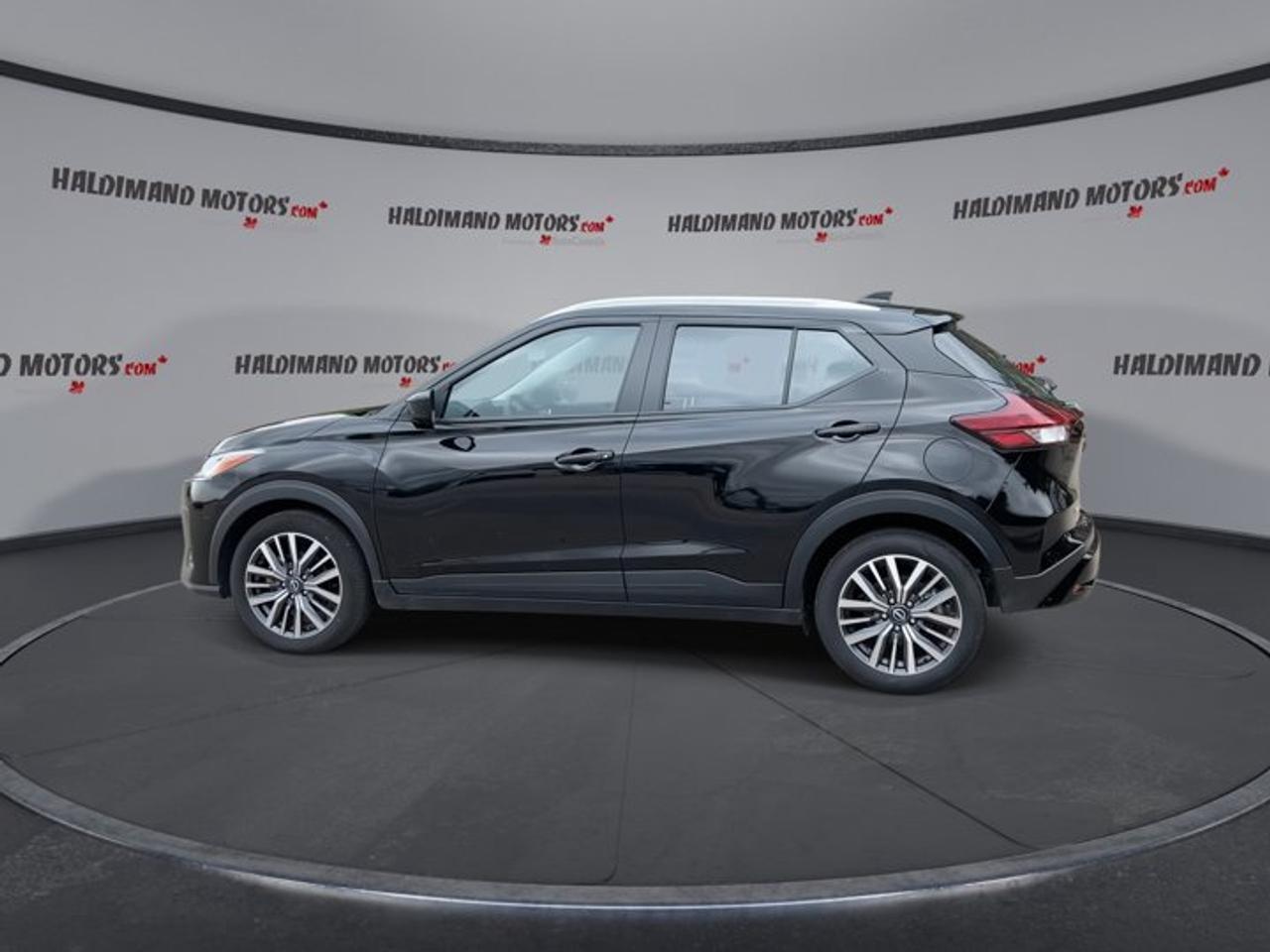 2025 Nissan Kicks Play SV FWD | No Accidents| Heated Steering Wheel Photo4