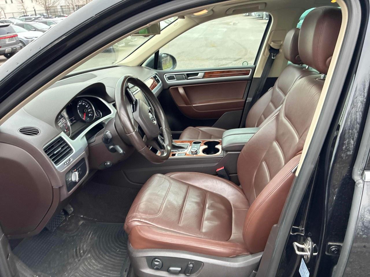 2014 Volkswagen Touareg 4dr 3.6L Sport w/Nav Photo