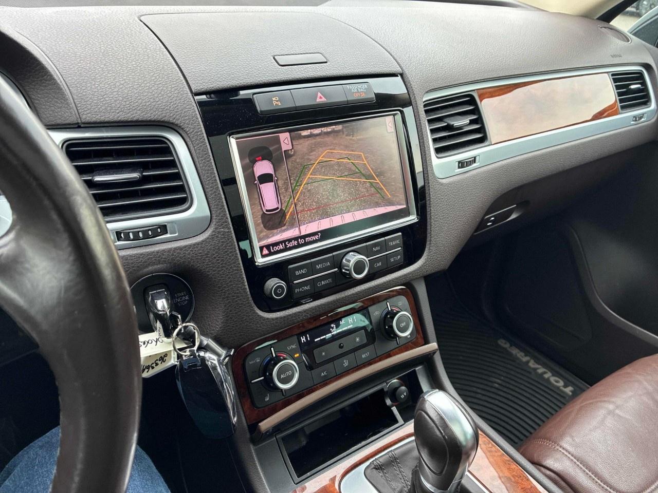 2014 Volkswagen Touareg 4dr 3.6L Sport w/Nav Photo