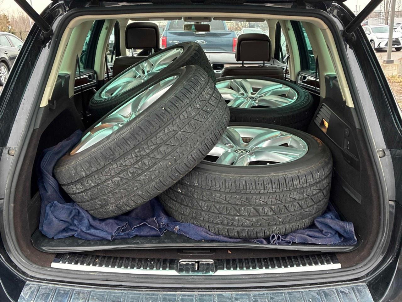 2014 Volkswagen Touareg 4dr 3.6L Sport w/Nav Photo