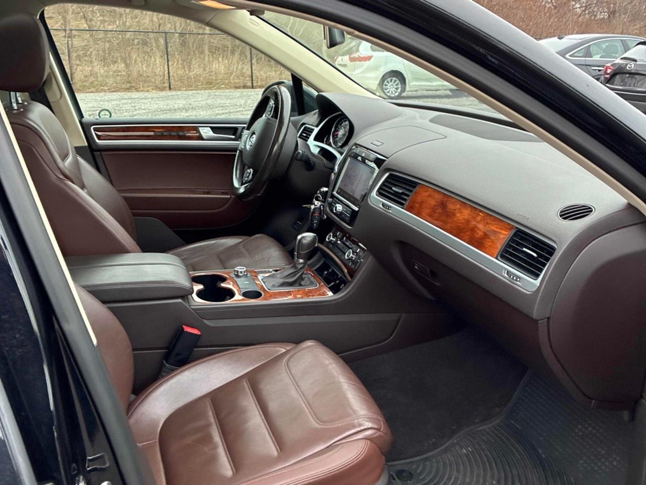 2014 Volkswagen Touareg 4dr 3.6L Sport w/Nav Photo
