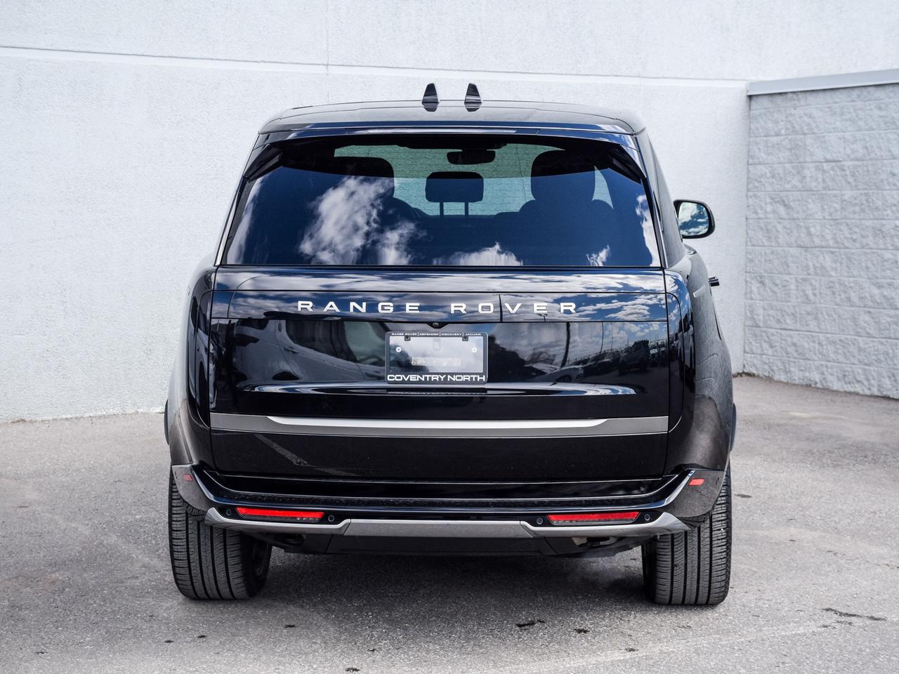 2024 Land Rover Range Rover P400 SE SWB Photo3