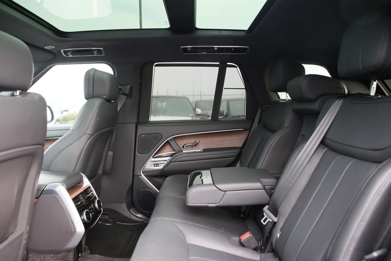 2024 Land Rover Range Rover SE P400 SWB Photo