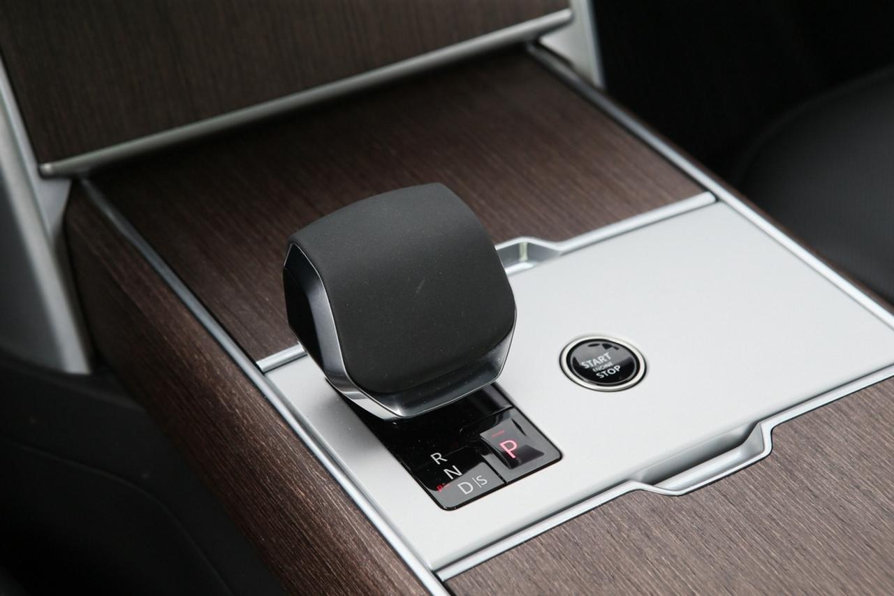 2024 Land Rover Range Rover SE P400 SWB Photo