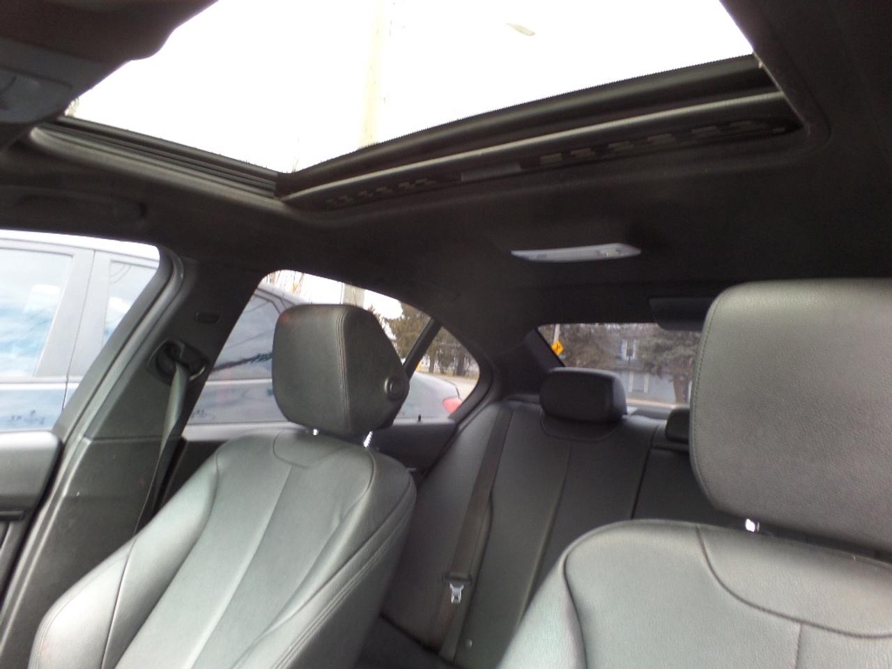 2018 BMW 3 Series 330i xDrive Sedan Photo