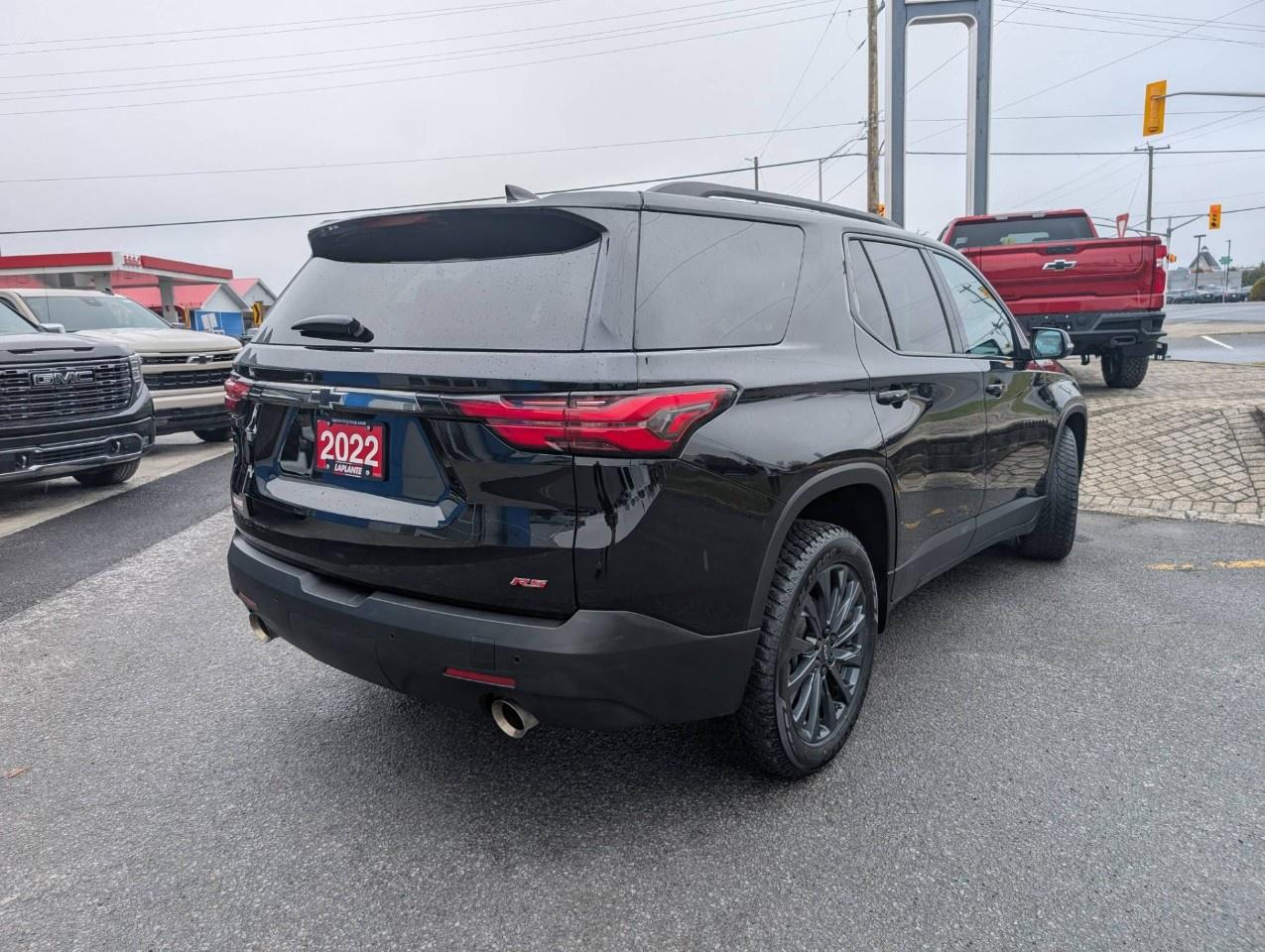 2022 Chevrolet Traverse AWD 4dr RS Photo2