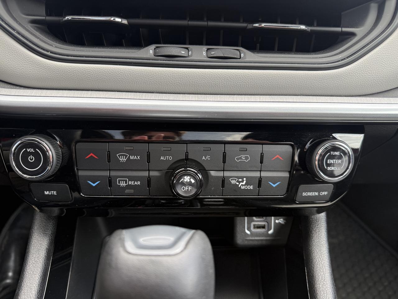 2024 Jeep Compass Limited 4x4 - Pano Sunroof - Alpine Sound Photo