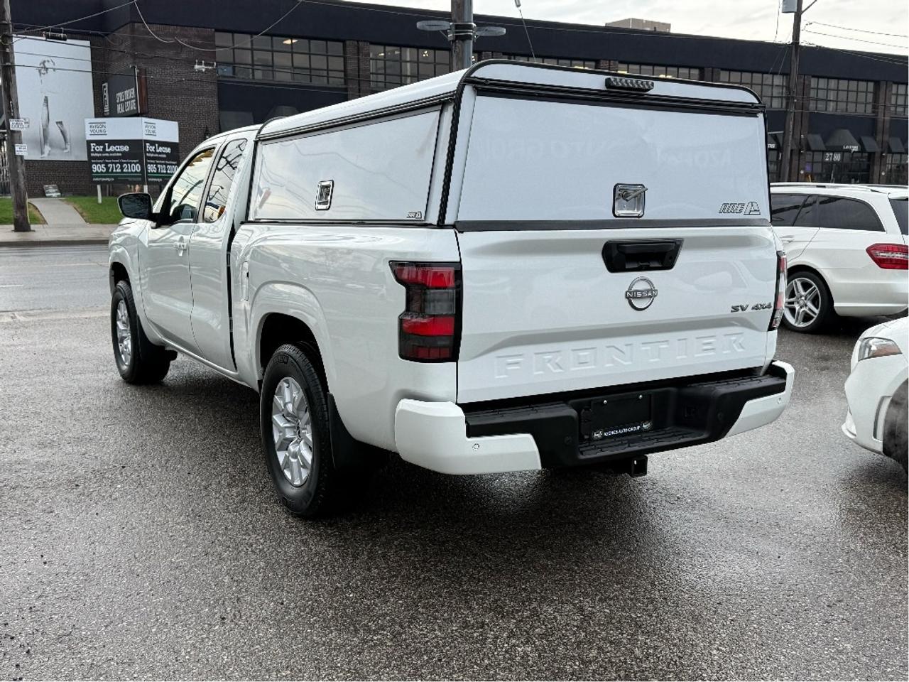 2023 Nissan Frontier SV 4x4 TruckCap CleanCarfax Certified Warranty Photo3
