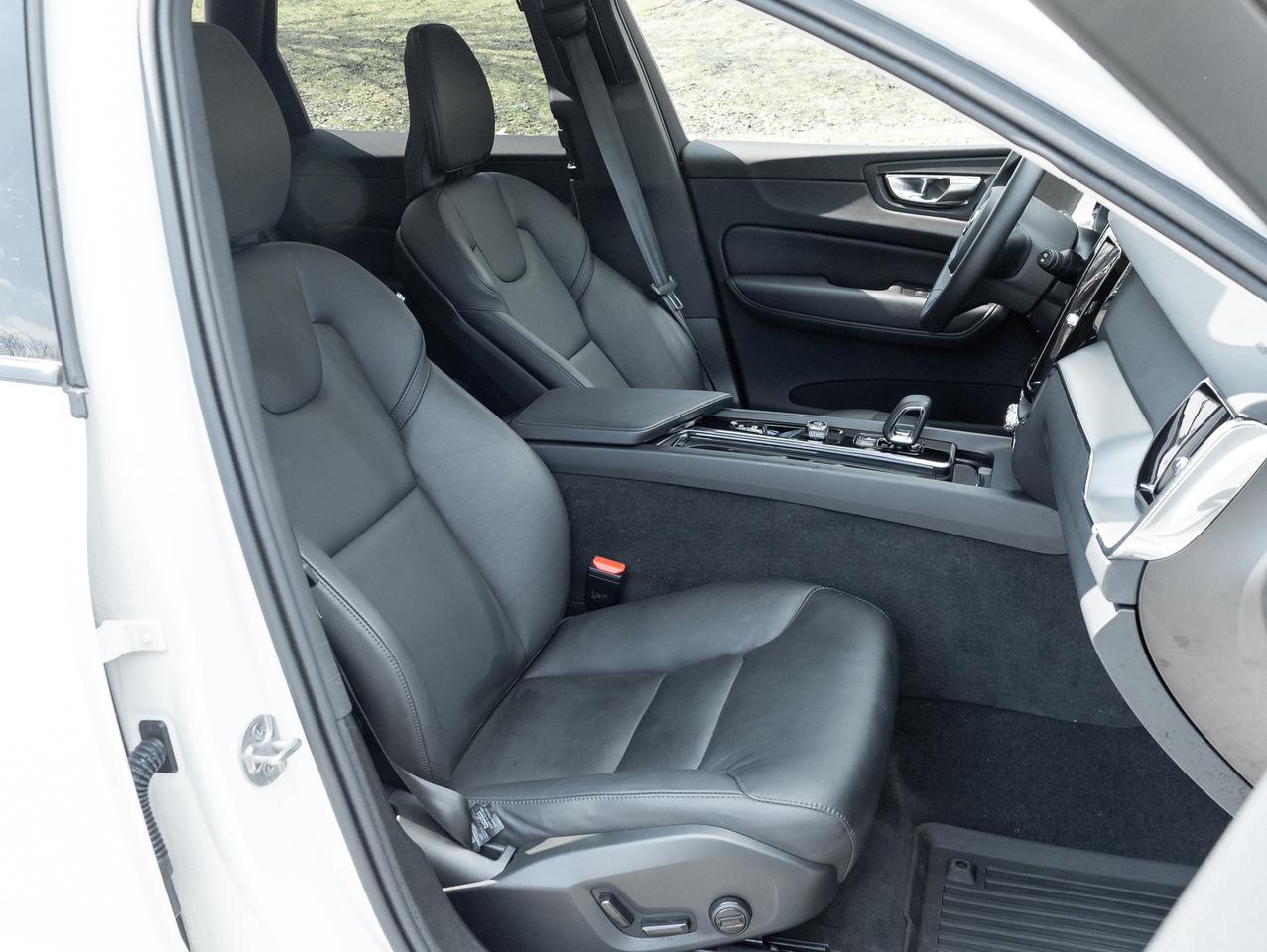 2025 Volvo XC60 B5 AWD Dark Theme  CPO RATE fr 3.49%* CLIMATE PACK Photo