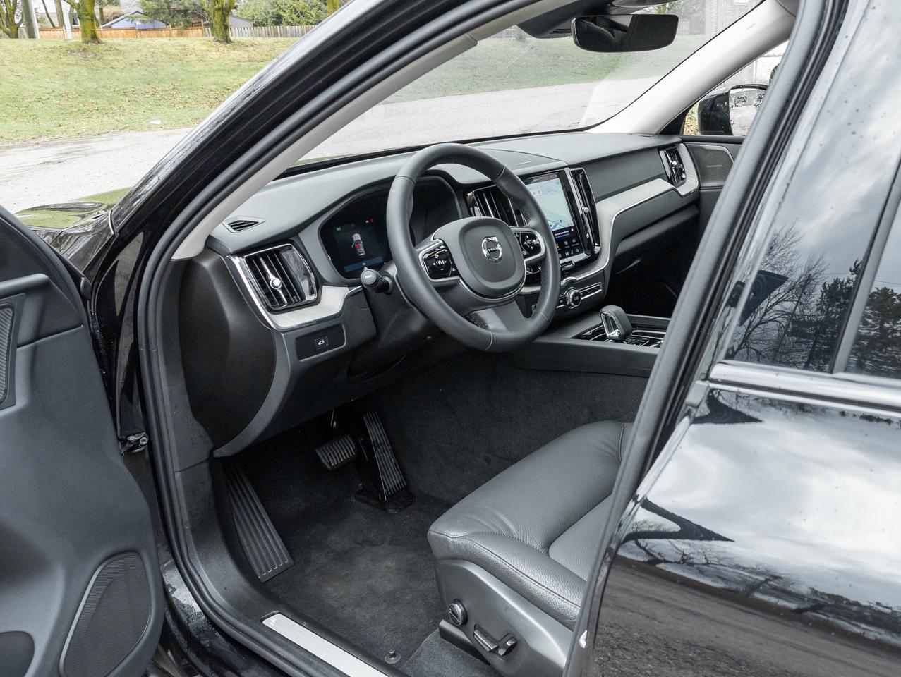 2025 Volvo XC60 B5 AWD PLUS  HARMAN KARDON  20" ALLOY WHEELS  CPO Photo