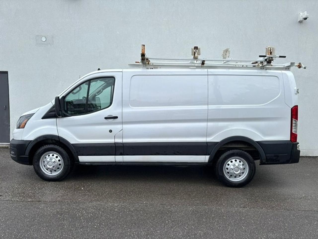 2021 Ford Transit Cargo Van T-150 AWD LADDER RACK-DIVIDER-CAMERA-NEW TIRES!!! Photo