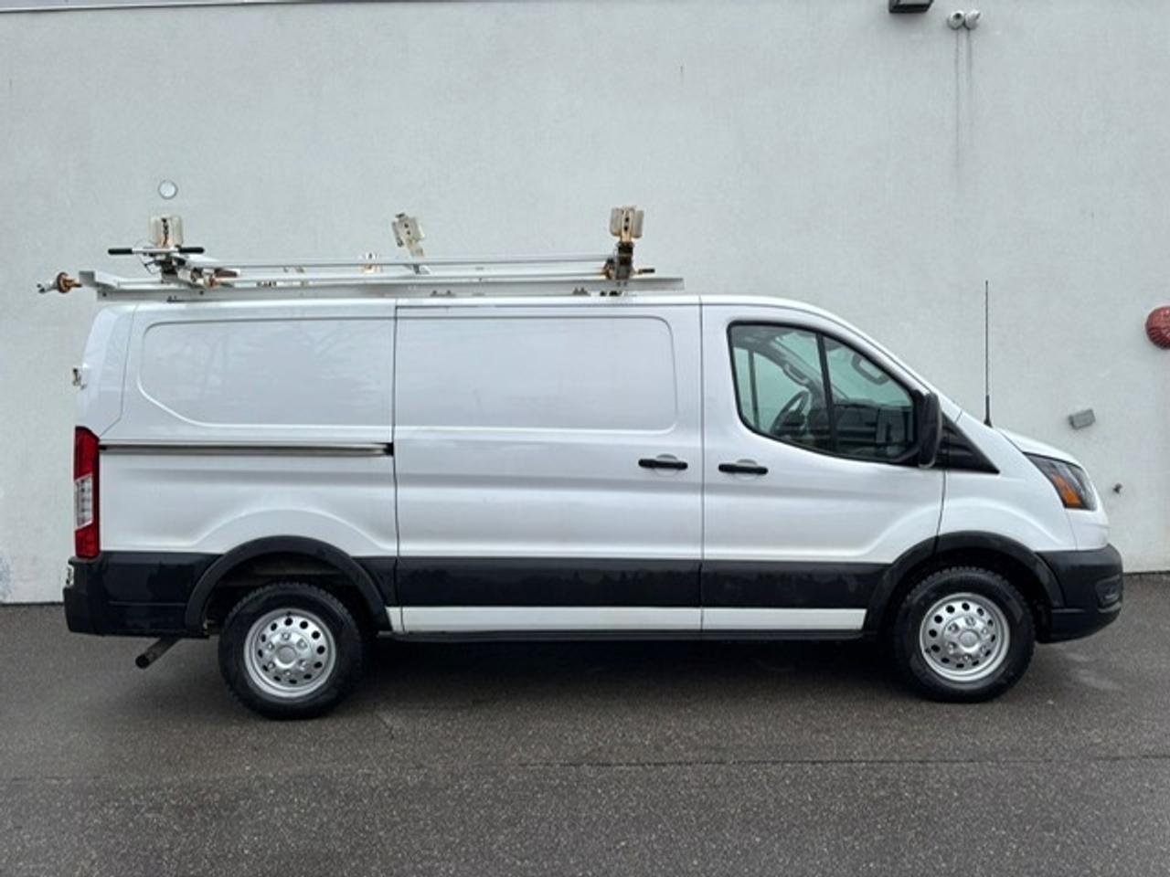2021 Ford Transit Cargo Van T-150 AWD LADDER RACK-DIVIDER-CAMERA-NEW TIRES!!! Photo
