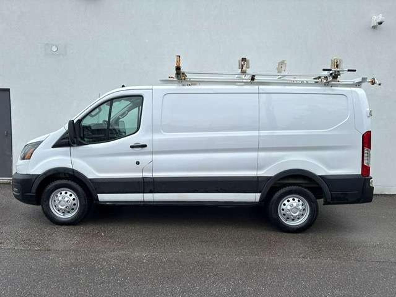 2021 Ford Transit Cargo Van T-150 AWD LADDER RACK-DIVIDER-CAMERA-NEW TIRES!!! Photo