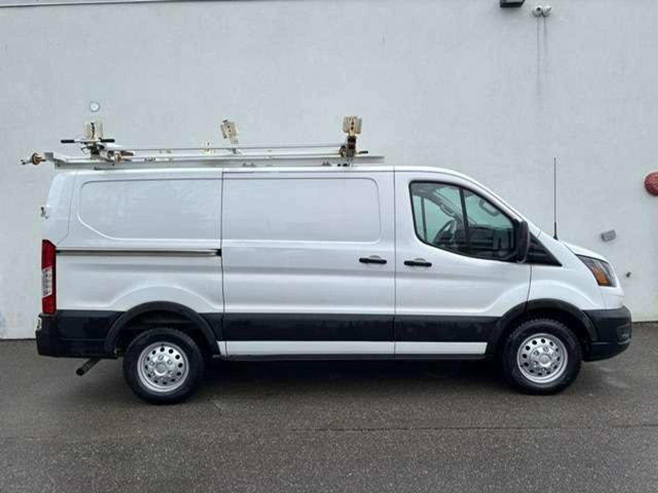 2021 Ford Transit Cargo Van T-150 AWD LADDER RACK-DIVIDER-CAMERA-NEW TIRES!!! Photo