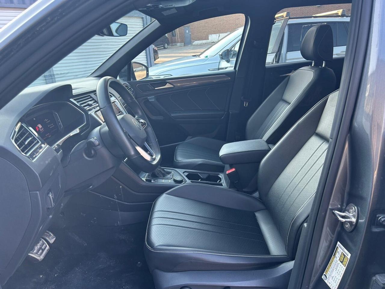2022 Volkswagen Tiguan Comfortline R-Line Black Edition 4MOTION/Leather/S Photo2