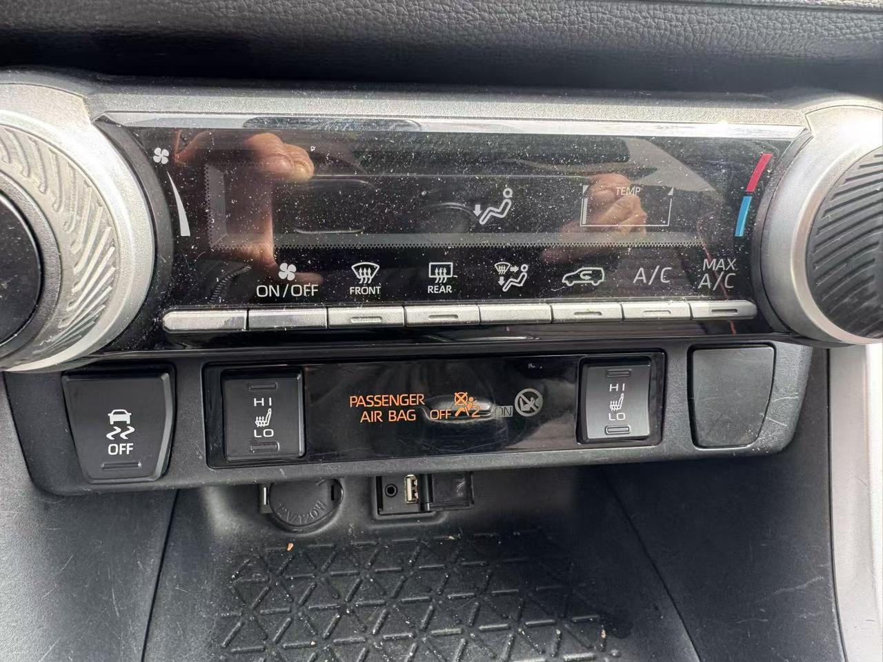 2019 Toyota RAV4 AWD LE Photo