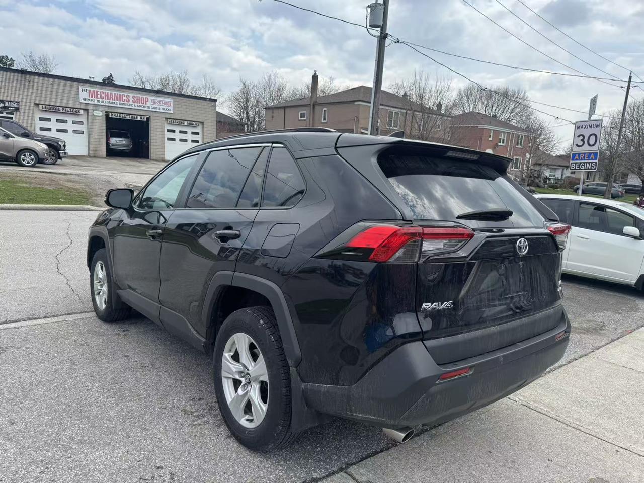 2019 Toyota RAV4 AWD LE Photo4