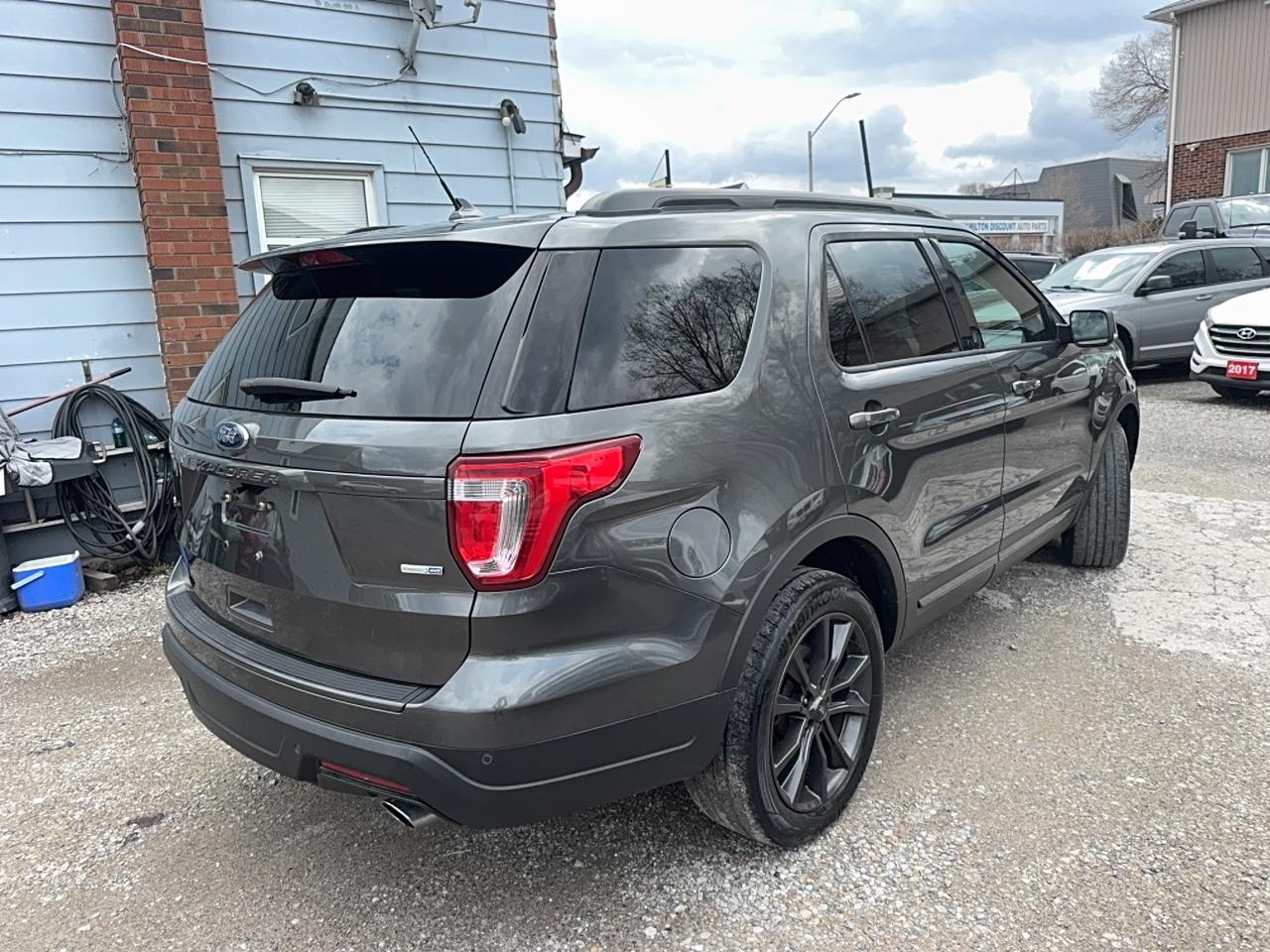 2019 Ford Explorer XLT Photo2