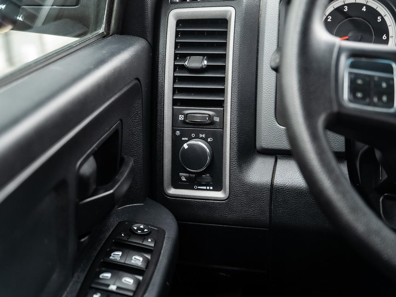 2015 RAM 1500 ST HEMI WITH ONLY 84,655 KMS Photo11